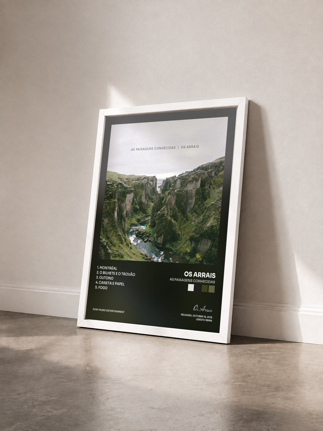#blanc Tableau de l'album As Paisagens Conhecidas de Os Arrais vu de trois quarts, cadre blanc