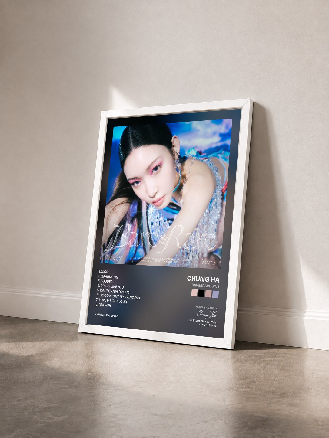 #blanc Tableau de l'album Bare&Rare, Pt. 1 de Chung Ha vu de trois quarts, cadre blanc