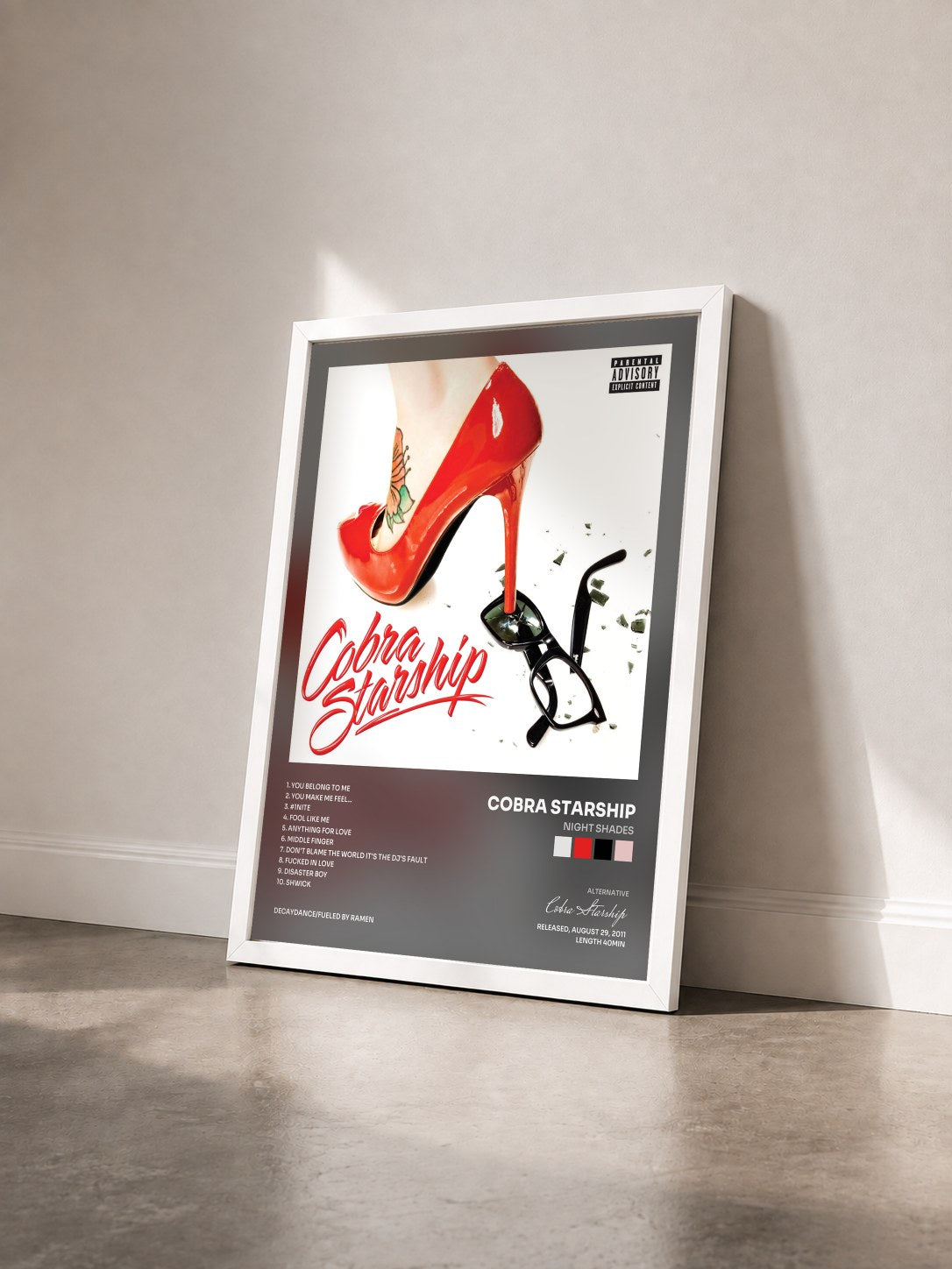 #blanc Tableau de l'album Night Shades de Cobra Starship vu de trois quarts, cadre blanc