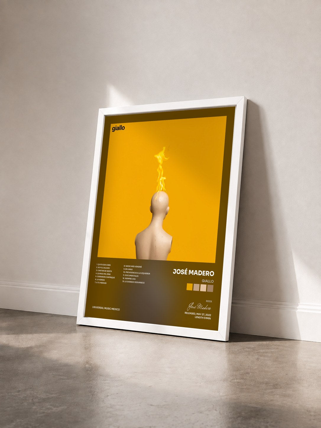#blanc Tableau de l'album Giallo de José Madero vu de trois quarts, cadre blanc