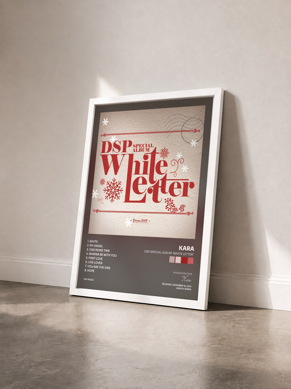 #blanc Tableau de l'album DSP Special Album 'White Letter' de Kara vu de trois quarts, cadre blanc