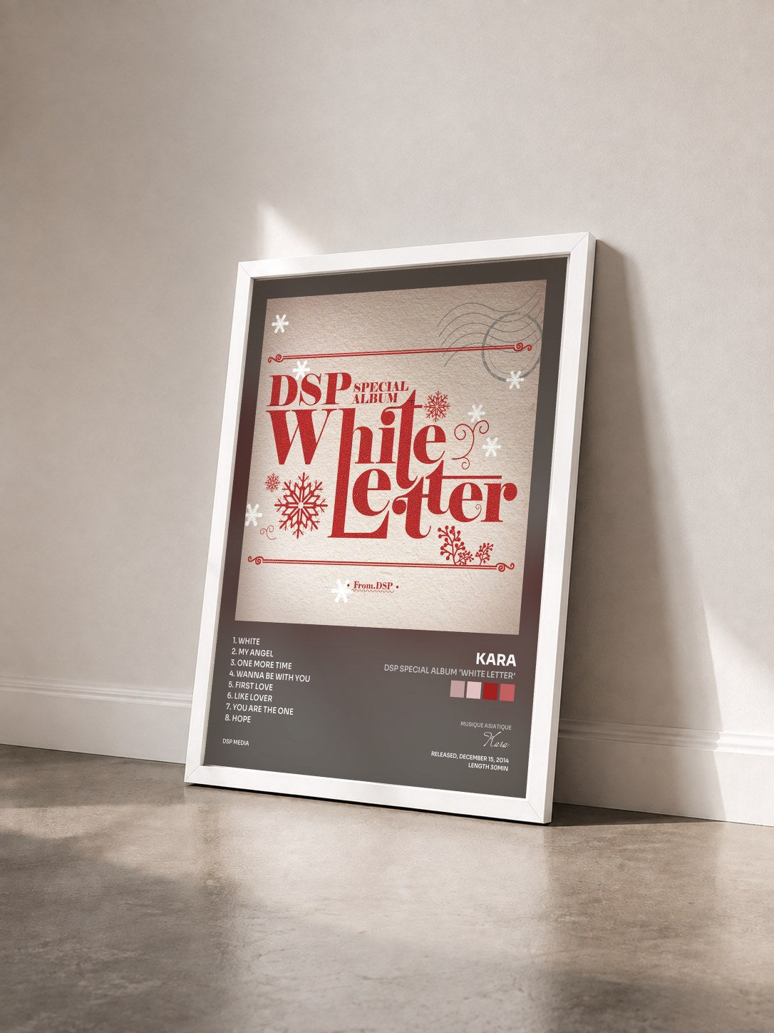 #blanc Tableau de l'album DSP Special Album 'White Letter' de Kara vu de trois quarts, cadre blanc