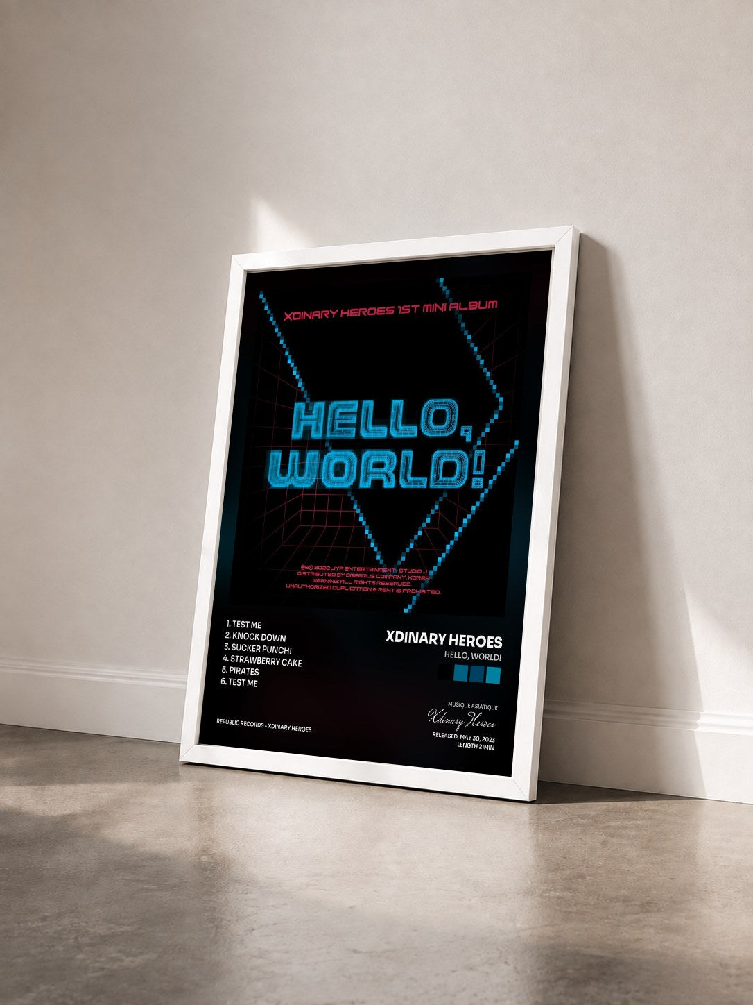 #blanc Tableau de l'album Hello, world! de Xdinary Heroes vu de trois quarts, cadre blanc
