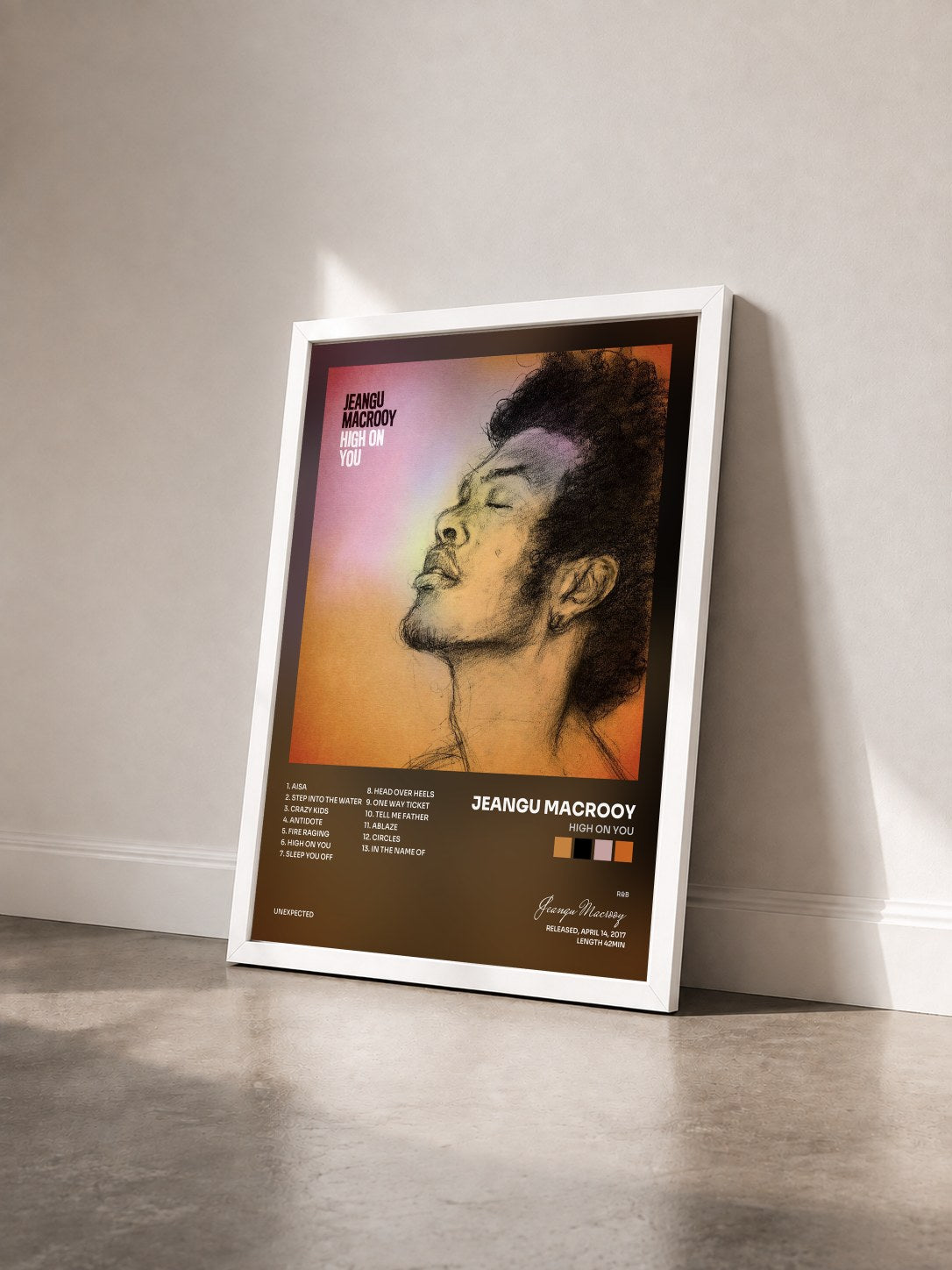 #blanc Tableau de l'album High On You de Jeangu Macrooy vu de trois quarts, cadre blanc