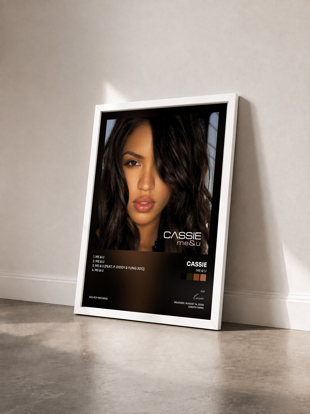 #blanc Tableau de l'album Me & U de Cassie vu de trois quarts, cadre blanc