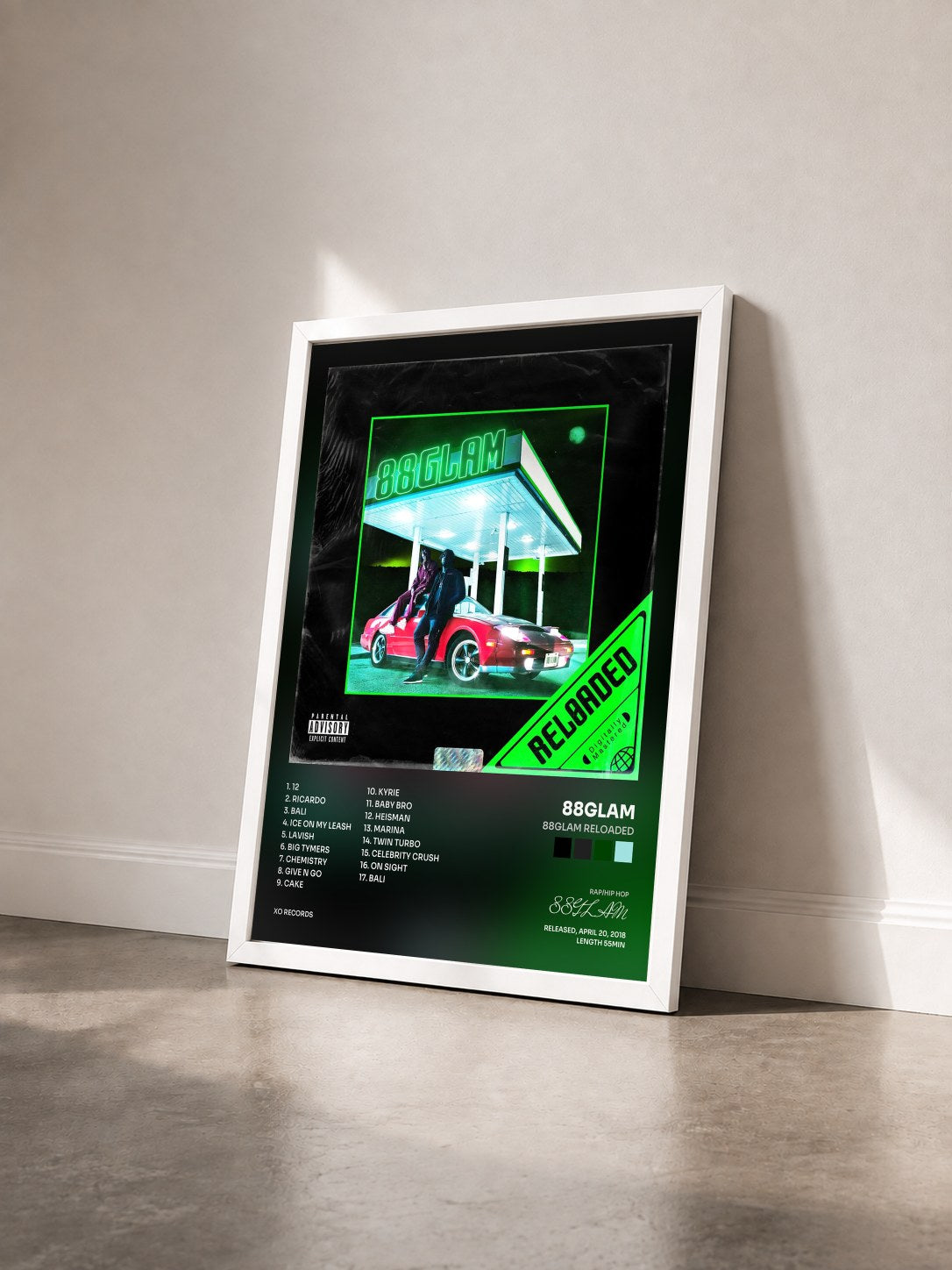 #blanc Tableau de l'album 88GLAM RELOADED de 88GLAM vu de trois quarts, cadre blanc