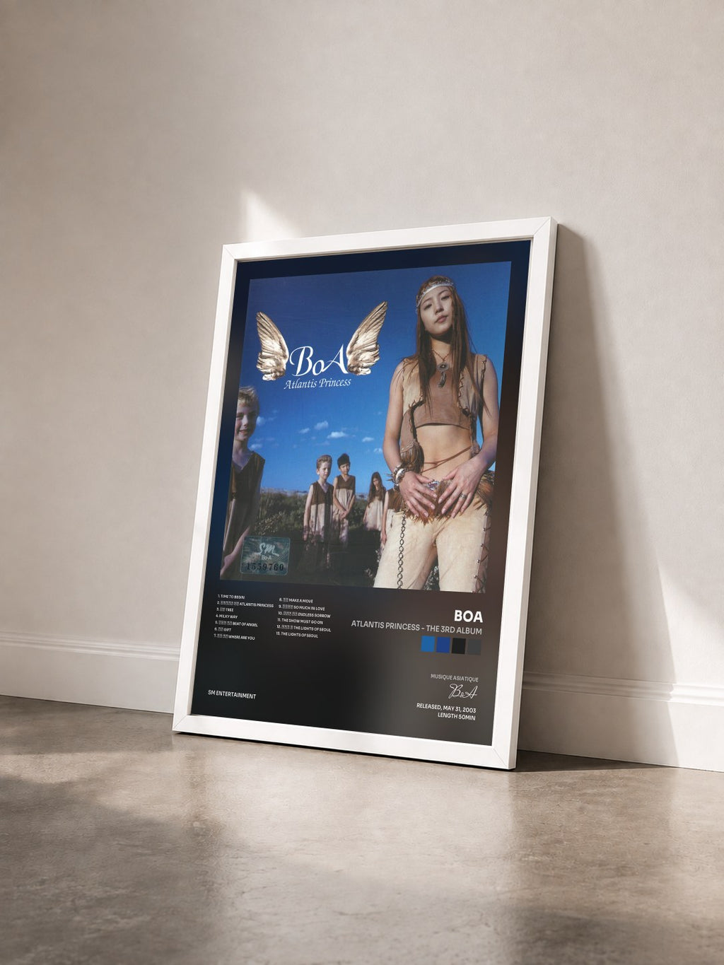 #blanc Tableau de l'album Atlantis Princess - The 3rd Album de BoA vu de trois quarts, cadre blanc