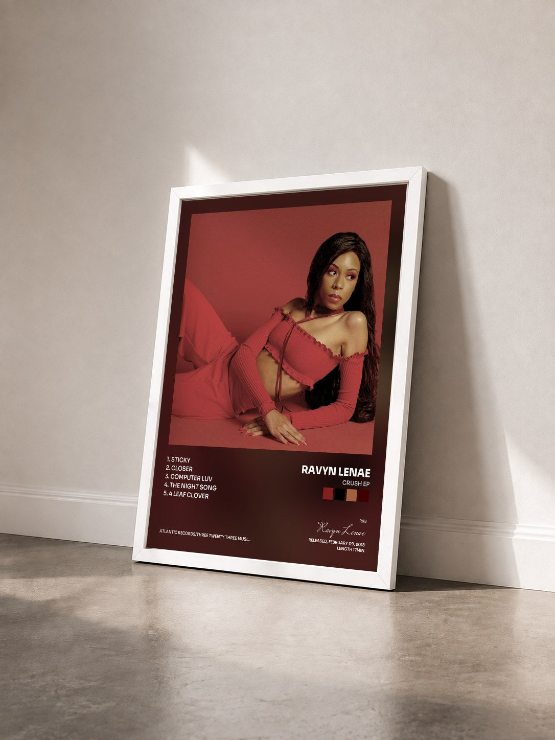 #blanc Tableau de l'album Crush EP de Ravyn Lenae vu de trois quarts, cadre blanc