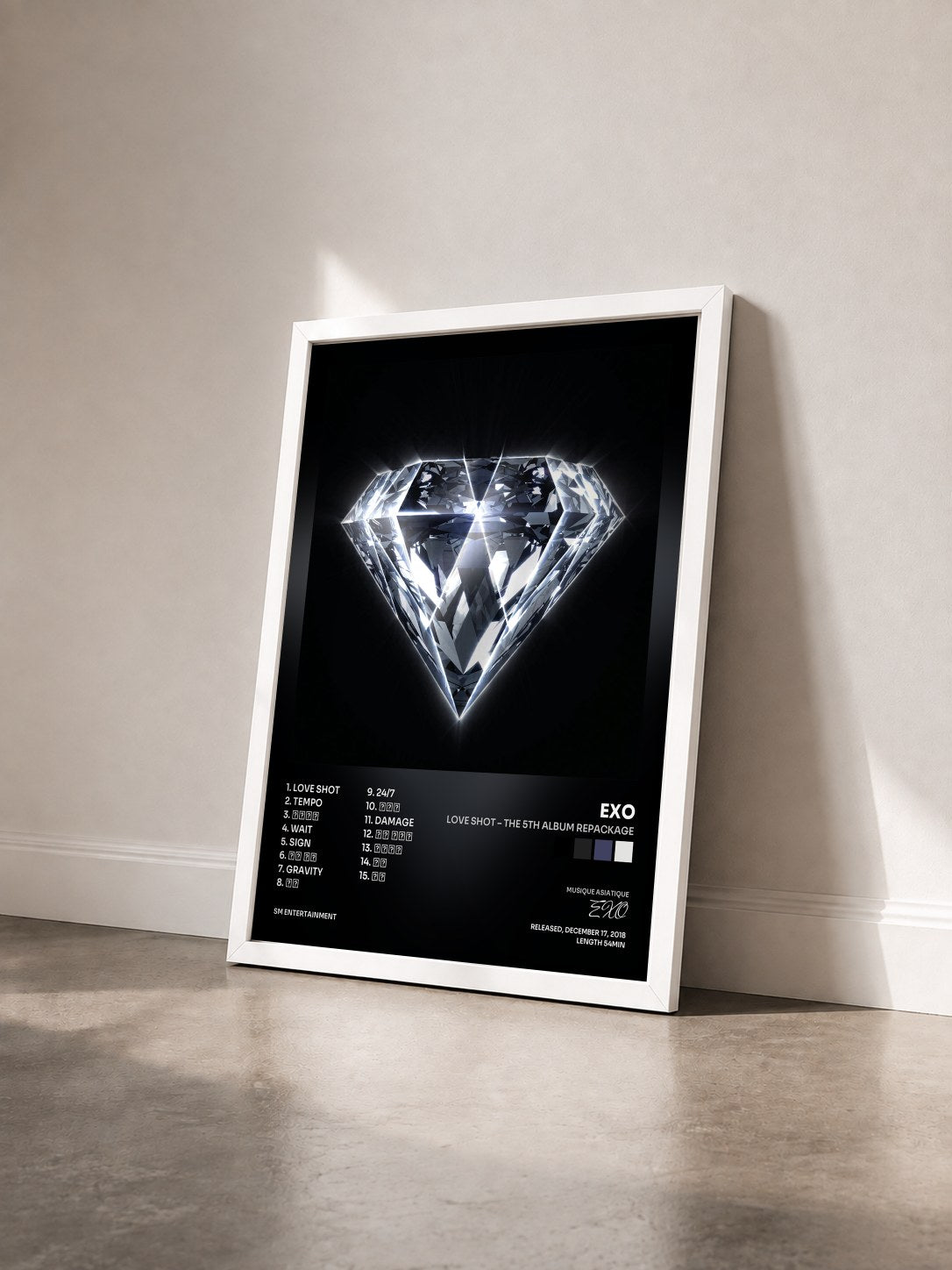 #blanc Tableau de l'album LOVE SHOT – The 5th Album Repackage de EXO vu de trois quarts, cadre blanc