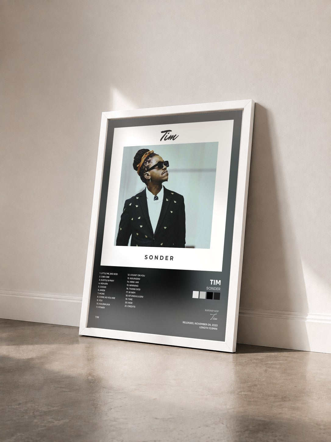 #blanc Tableau de l'album SONDER de Tim vu de trois quarts, cadre blanc