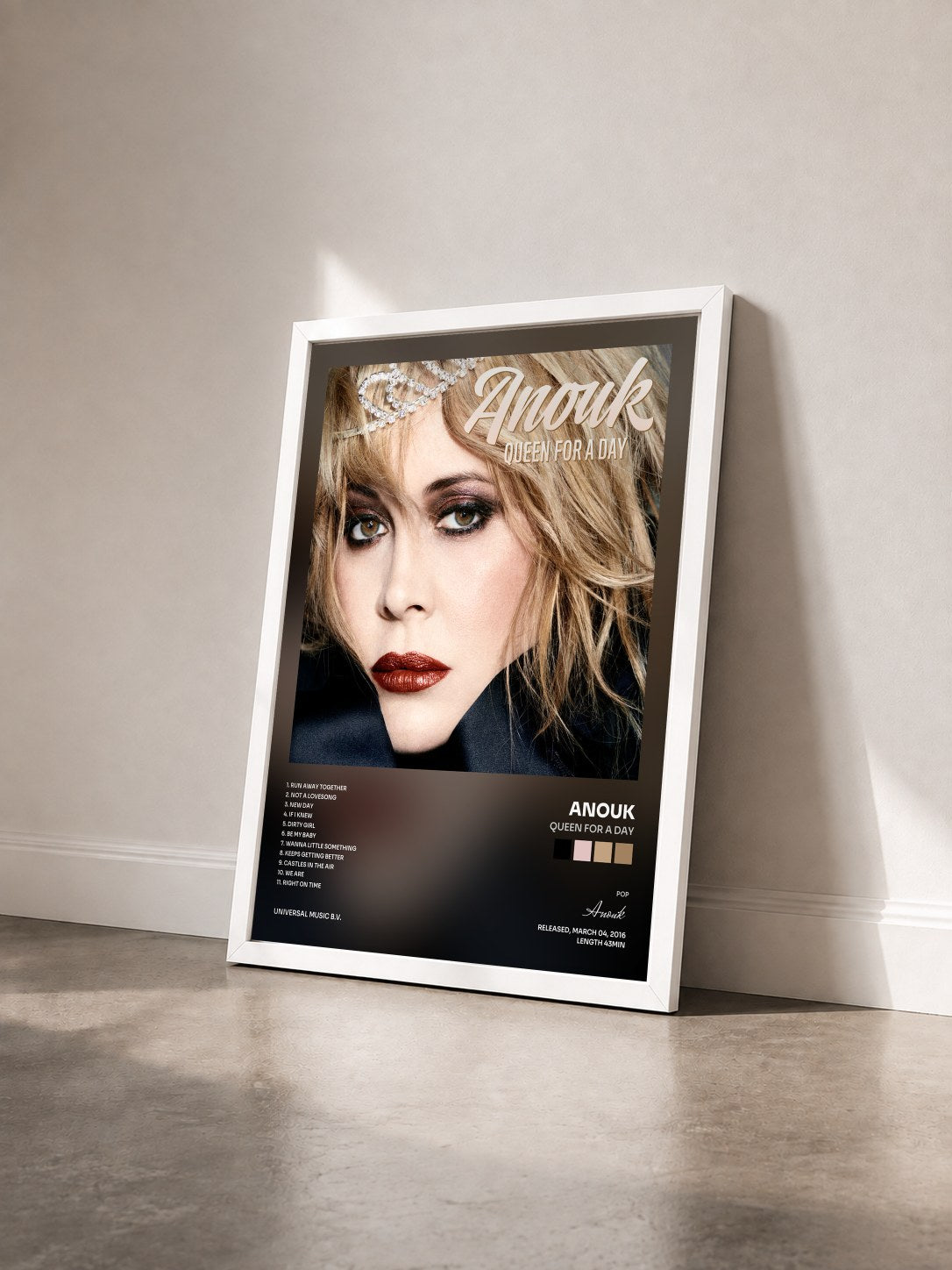 #blanc Tableau de l'album Queen For A Day de Anouk vu de trois quarts, cadre blanc