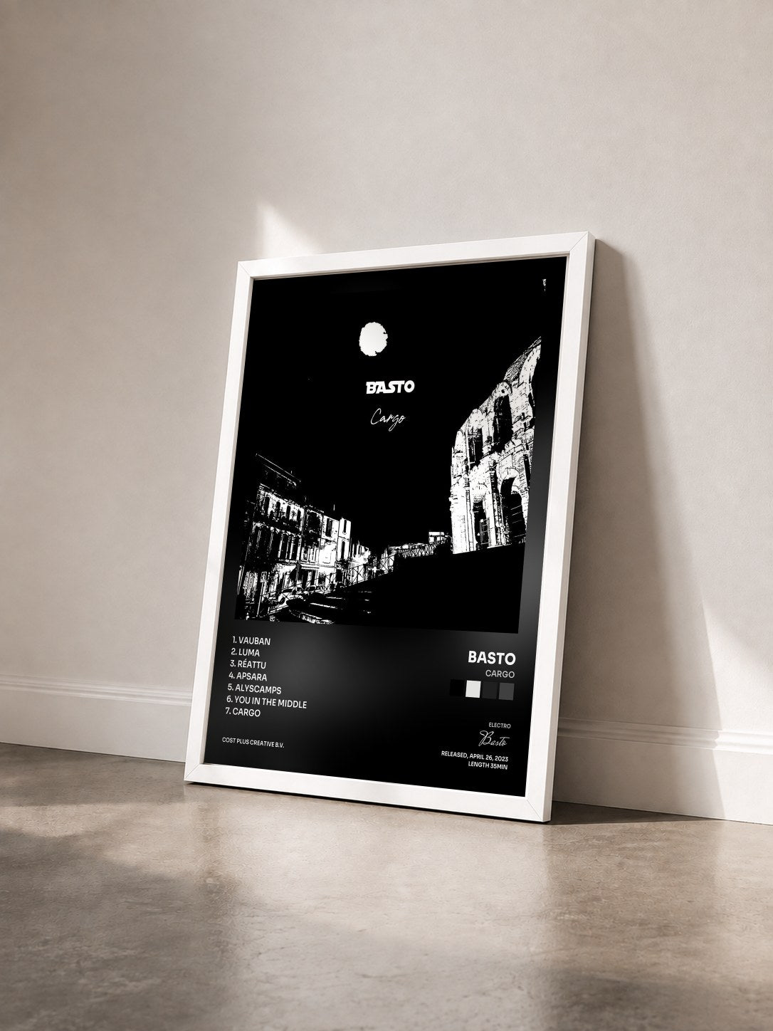 #blanc Tableau de l'album Cargo de Basto vu de trois quarts, cadre blanc
