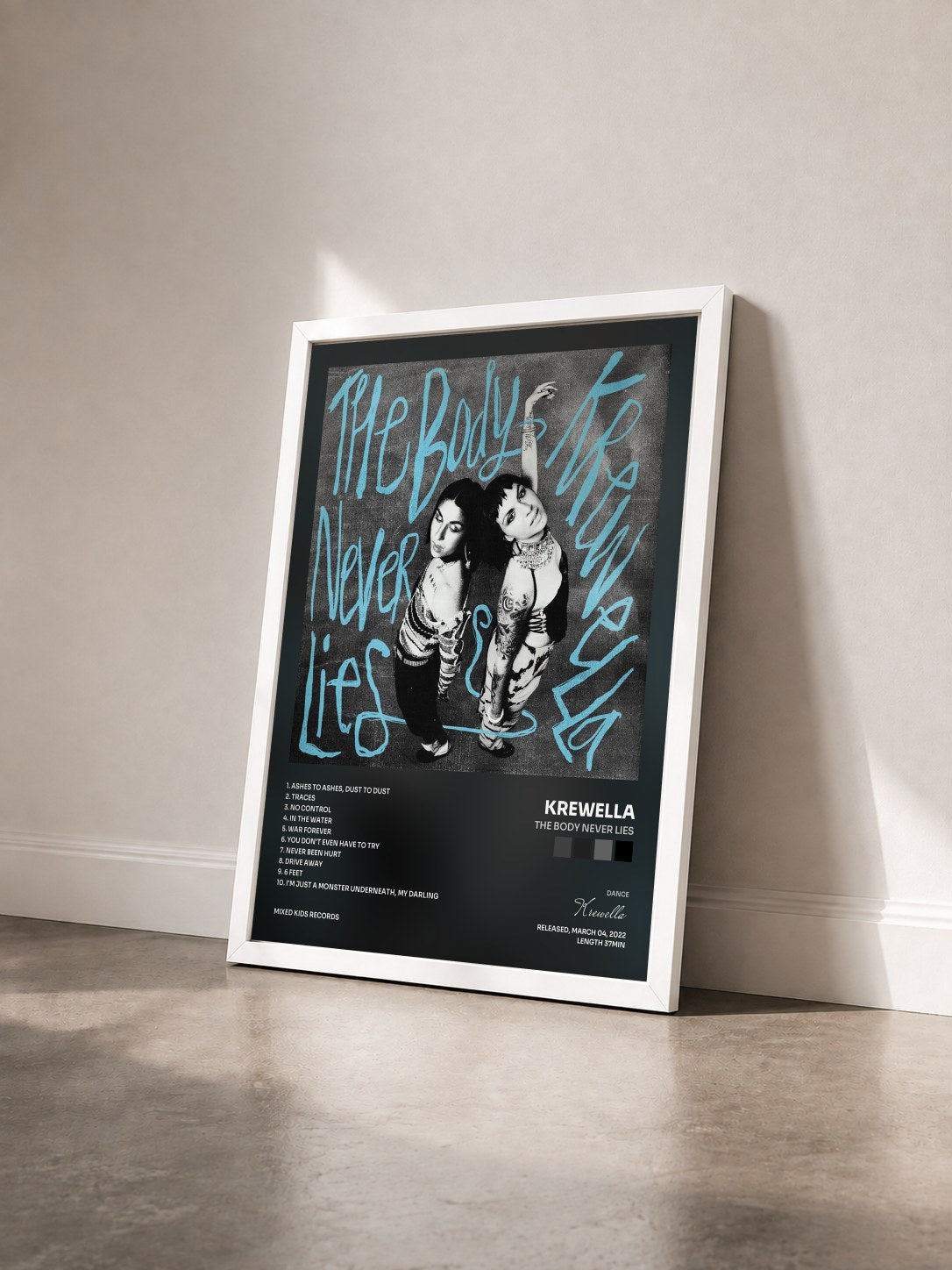 #blanc Tableau de l'album The Body Never Lies de Krewella vu de trois quarts, cadre blanc