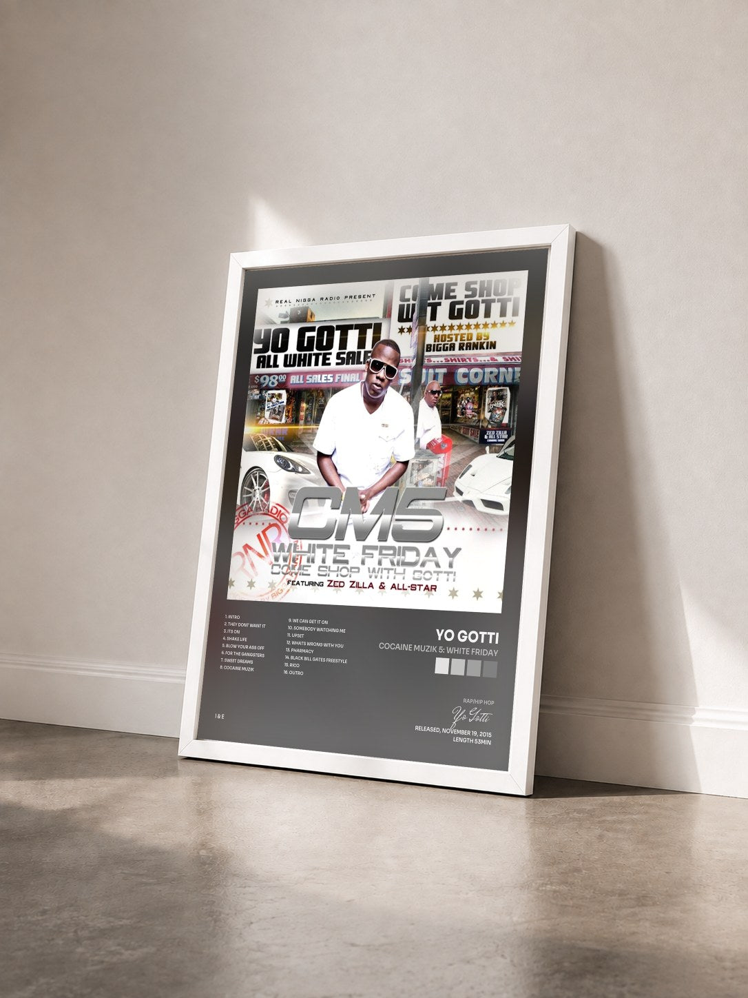 #blanc Tableau de l'album Cocaine Muzik 5: White Friday de Yo Gotti vu de trois quarts, cadre blanc