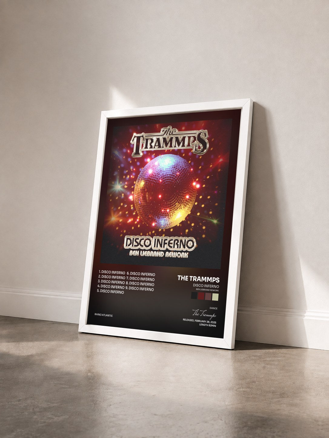 #blanc Tableau de l'album Disco Inferno (Ben Liebrand Rework) de The Trammps vu de trois quarts, cadre blanc