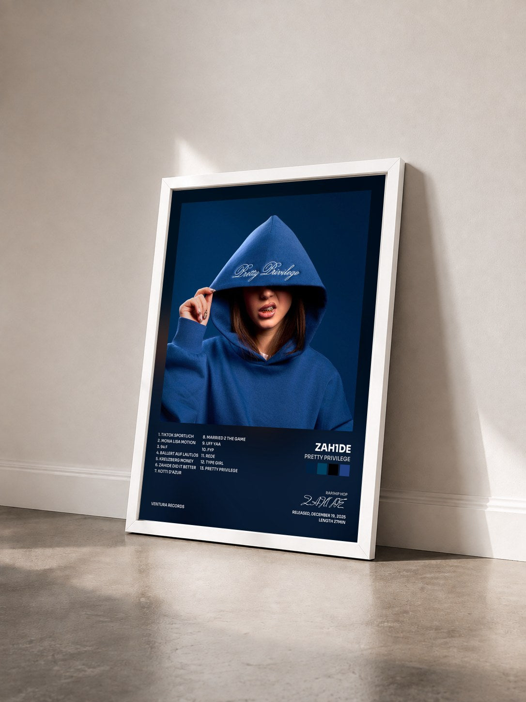 #blanc Tableau de l'album Pretty Privilege de ZAH1DE vu de trois quarts, cadre blanc
