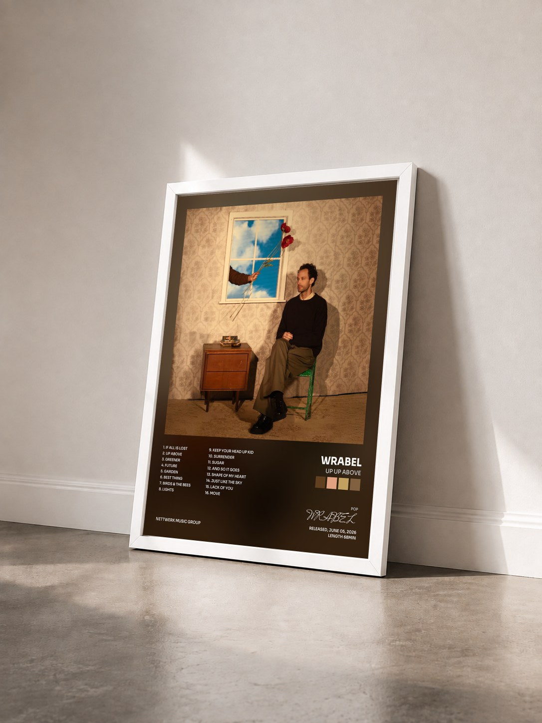 #blanc Tableau de l'album up up above de WRABEL vu de trois quarts, cadre blanc