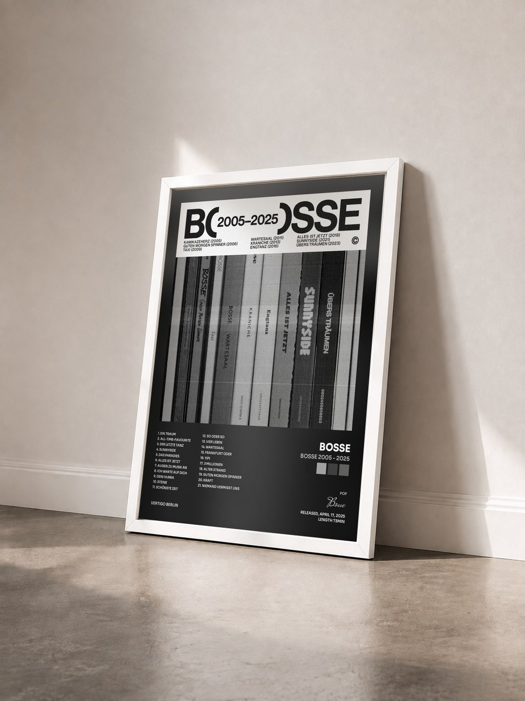 #blanc Tableau de l'album BOSSE 2005 - 2025 de Bosse vu de trois quarts, cadre blanc