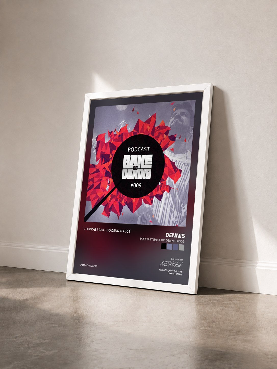 #blanc Tableau de l'album Podcast Baile do Dennis #009 de DENNIS vu de trois quarts, cadre blanc