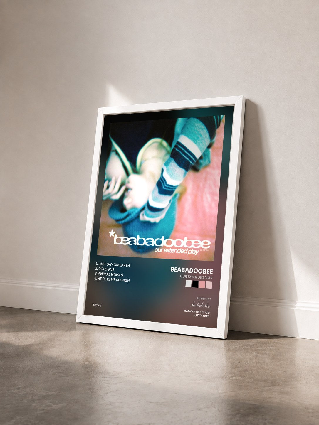 #blanc Tableau de l'album Our Extended Play de beabadoobee vu de trois quarts, cadre blanc