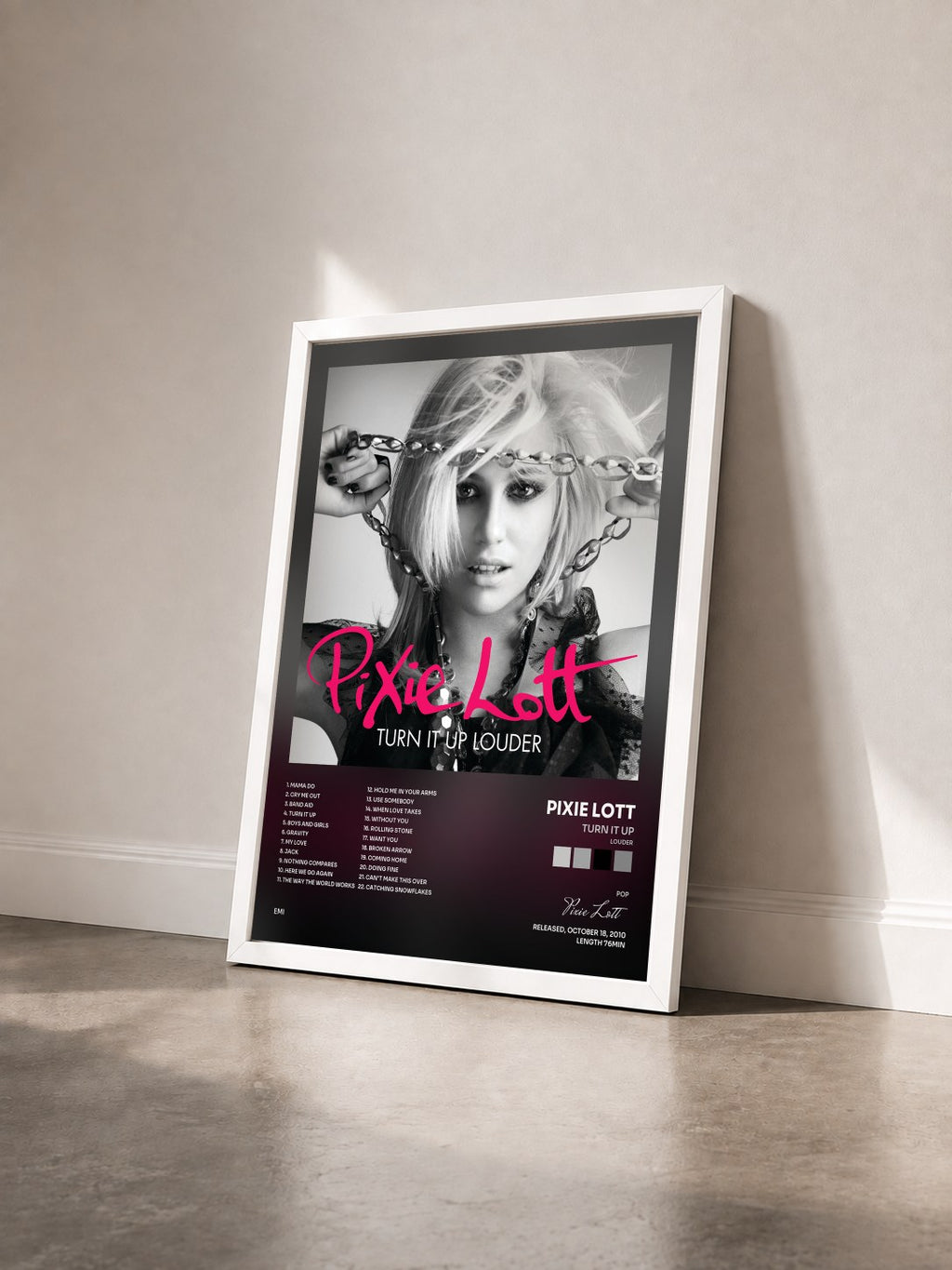 #blanc Tableau de l'album Turn It Up (Louder) de Pixie Lott vu de trois quarts, cadre blanc