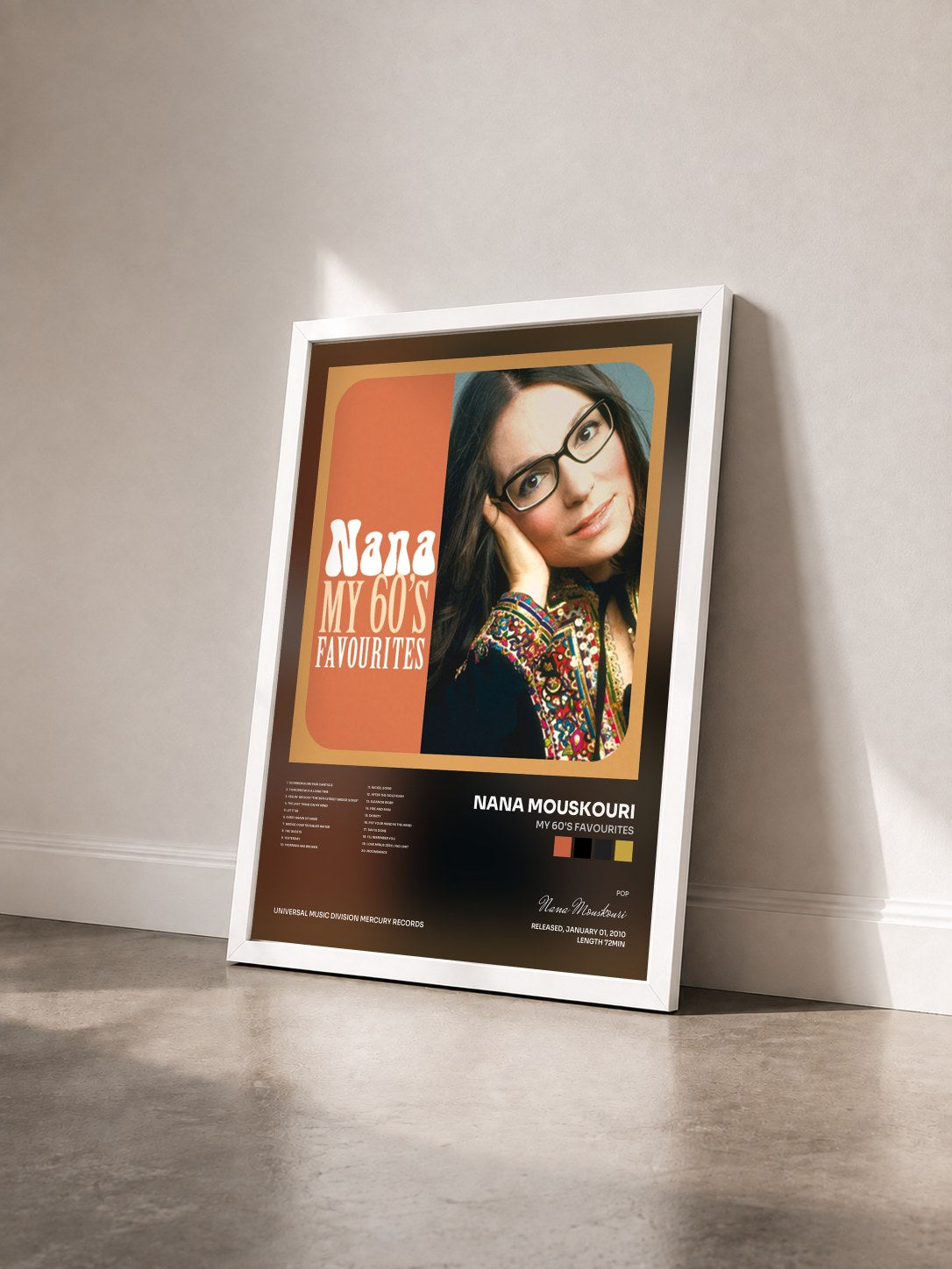 #blanc Tableau de l'album My 60's Favourites de Nana Mouskouri vu de trois quarts, cadre blanc