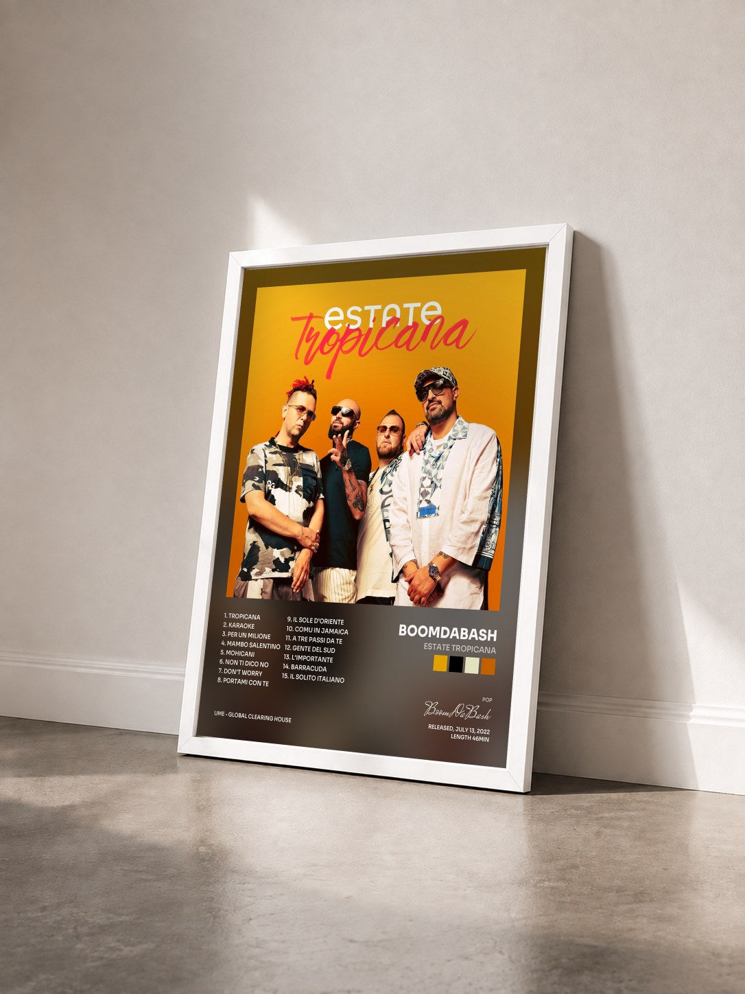 #blanc Tableau de l'album Estate Tropicana de BoomDaBash vu de trois quarts, cadre blanc