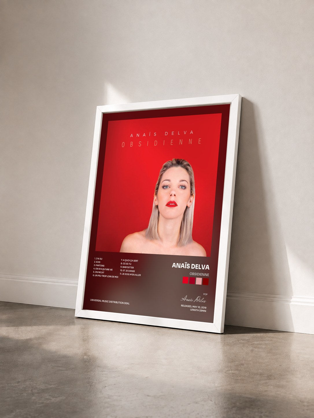 #blanc Tableau de l'album Obsidienne de Anaïs Delva vu de trois quarts, cadre blanc