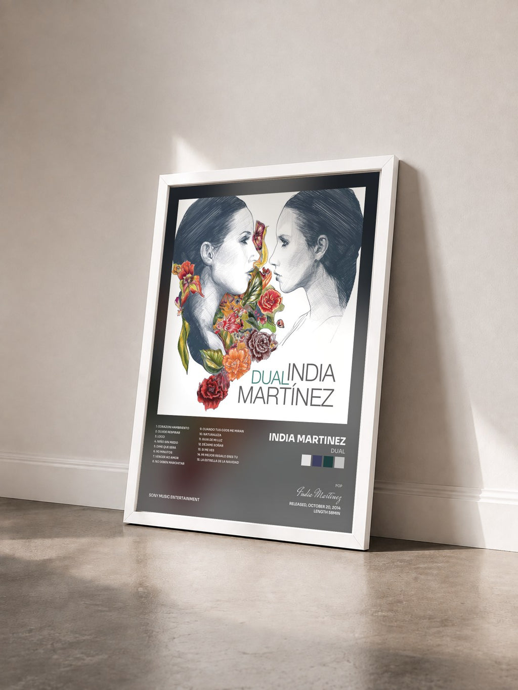 #blanc Tableau de l'album Dual de India Martinez vu de trois quarts, cadre blanc