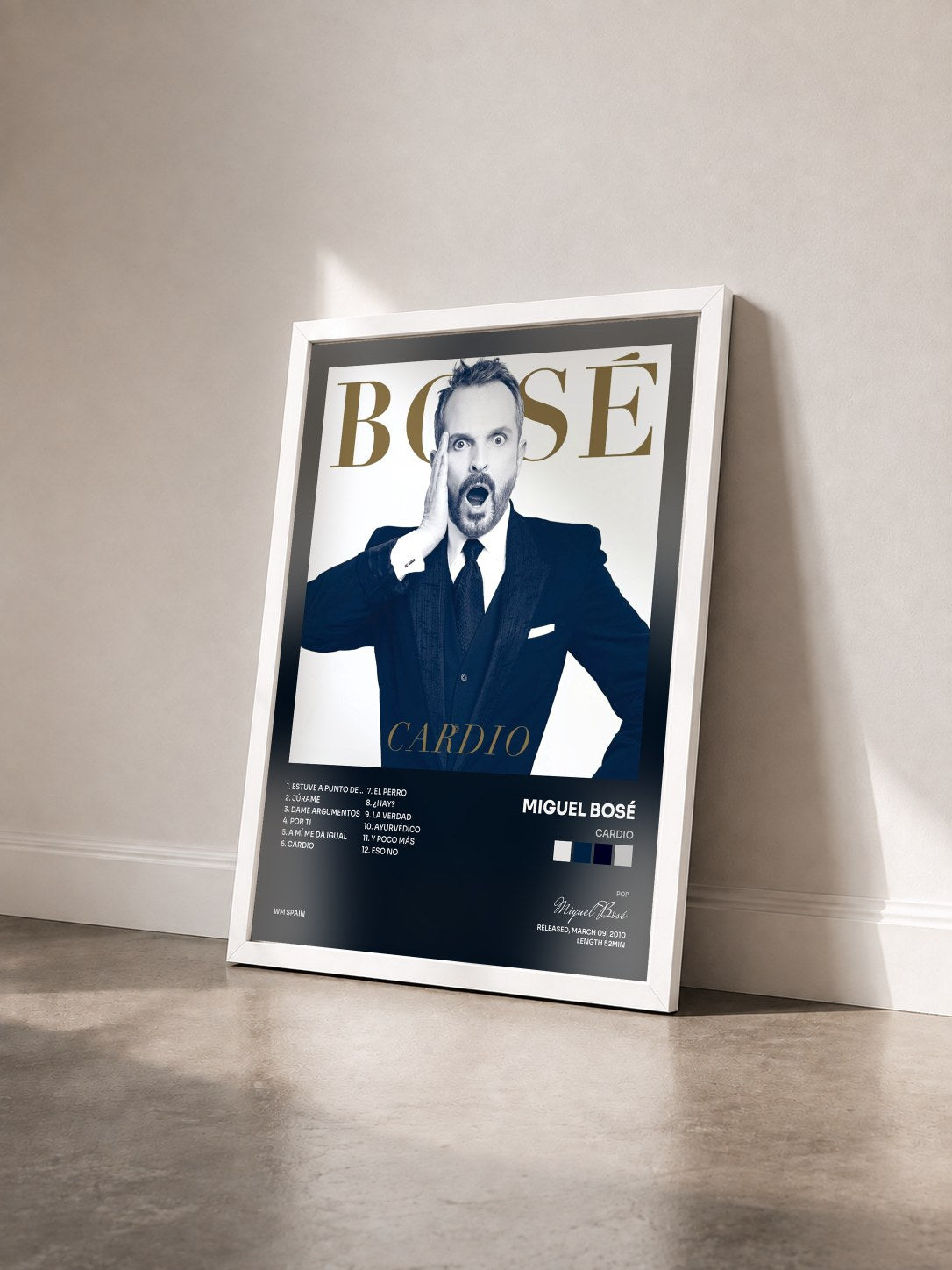 #blanc Tableau de l'album Cardio de Miguel Bosé vu de trois quarts, cadre blanc