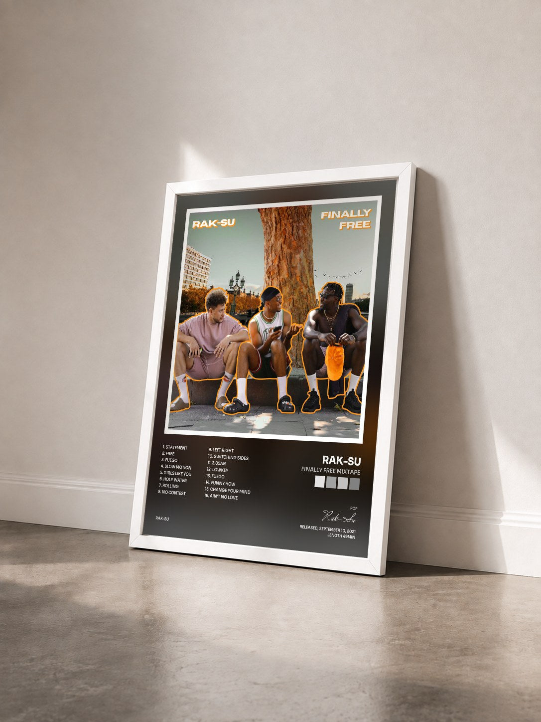 #blanc Tableau de l'album Finally Free Mixtape de Rak-Su vu de trois quarts, cadre blanc
