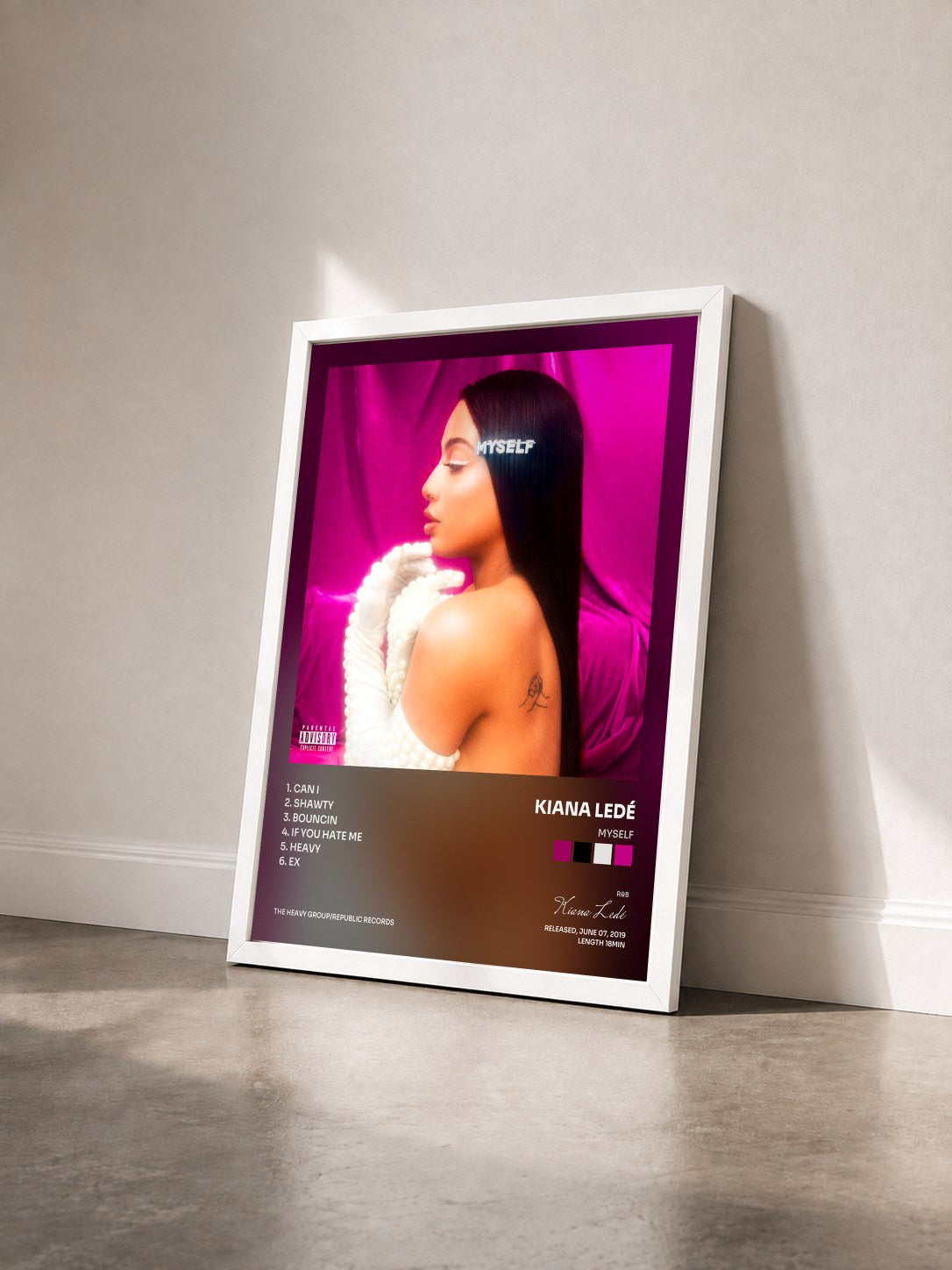 #blanc Tableau de l'album Myself de Kiana Ledé vu de trois quarts, cadre blanc