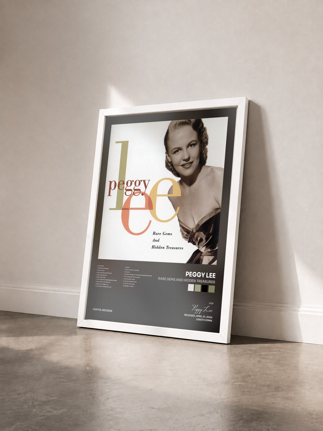 #blanc Tableau de l'album Rare Gems And Hidden Treasures de Peggy Lee vu de trois quarts, cadre blanc