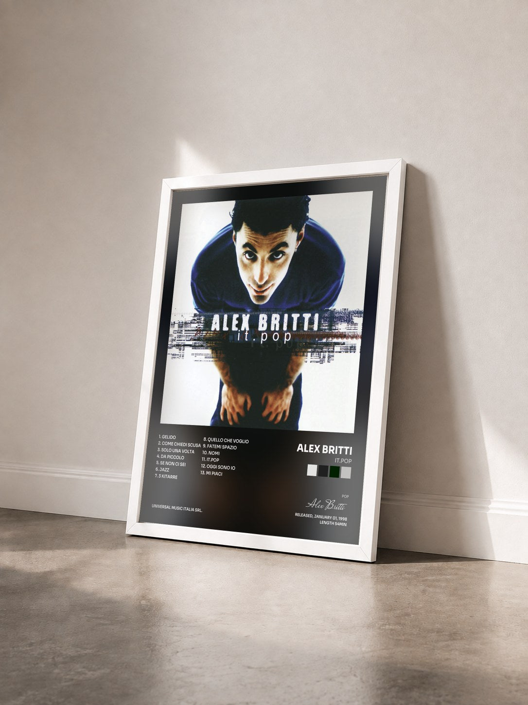 #blanc Tableau de l'album it.pop de Alex Britti vu de trois quarts, cadre blanc