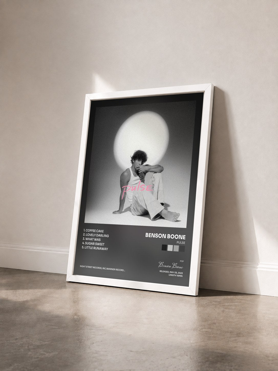 #blanc Tableau de l'album PULSE de Benson Boone vu de trois quarts, cadre blanc