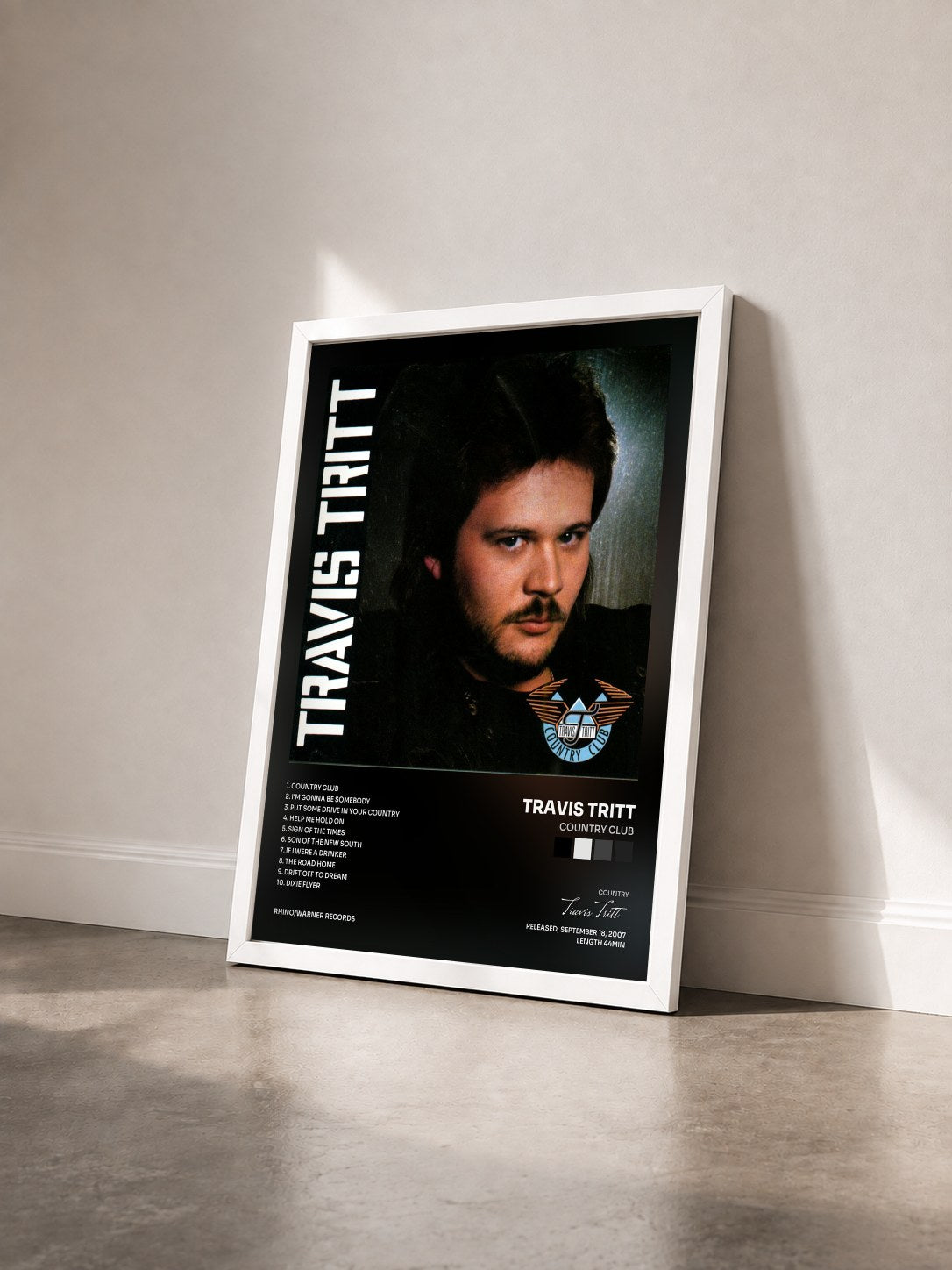 #blanc Tableau de l'album Country Club de Travis Tritt vu de trois quarts, cadre blanc