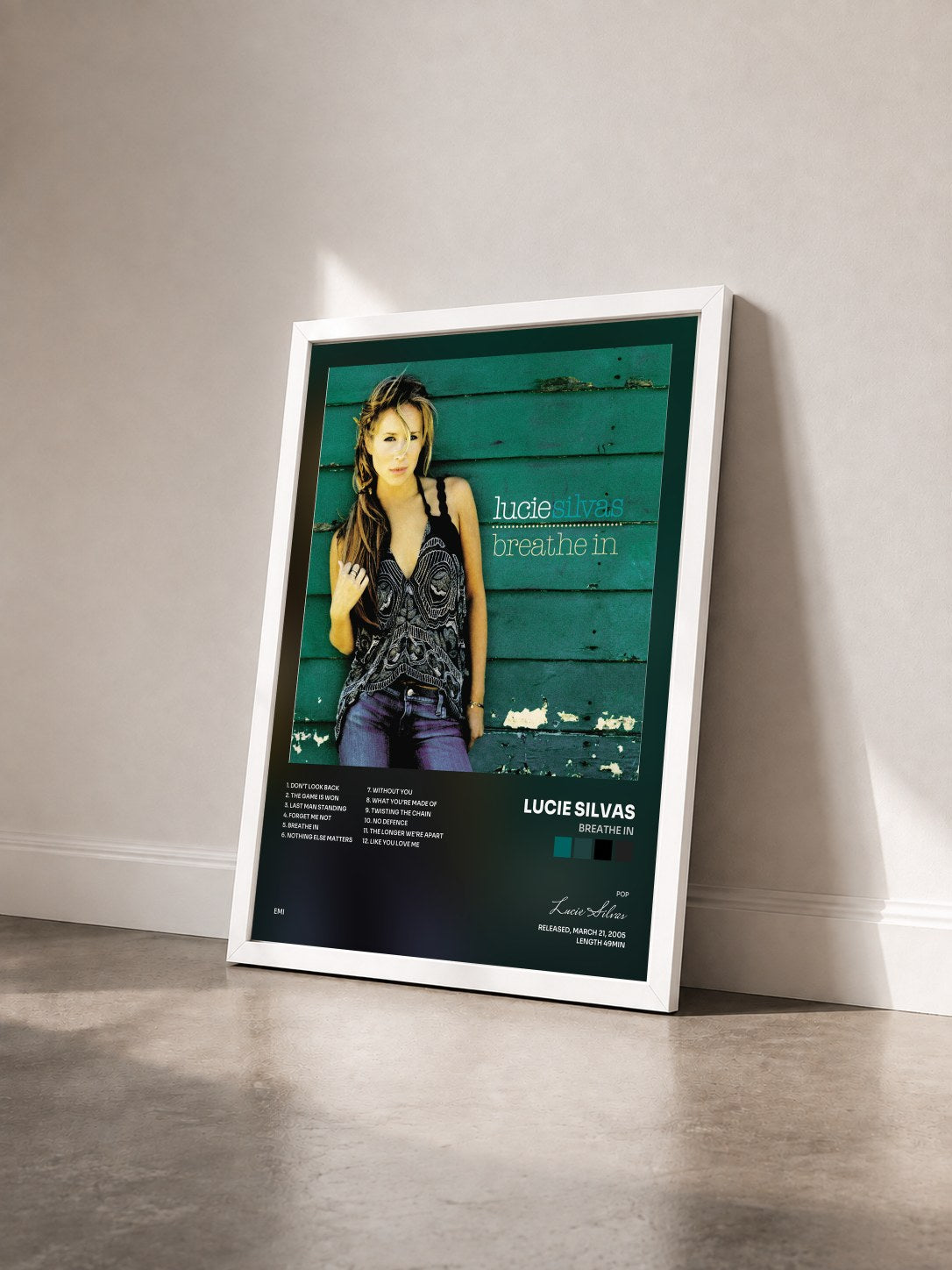 #blanc Tableau de l'album Breathe In de Lucie Silvas vu de trois quarts, cadre blanc