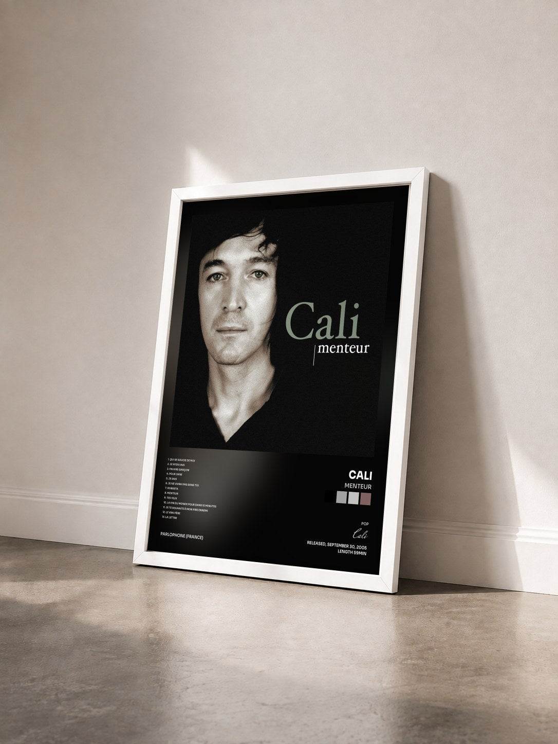 #blanc Tableau de l'album Menteur de Cali vu de trois quarts, cadre blanc