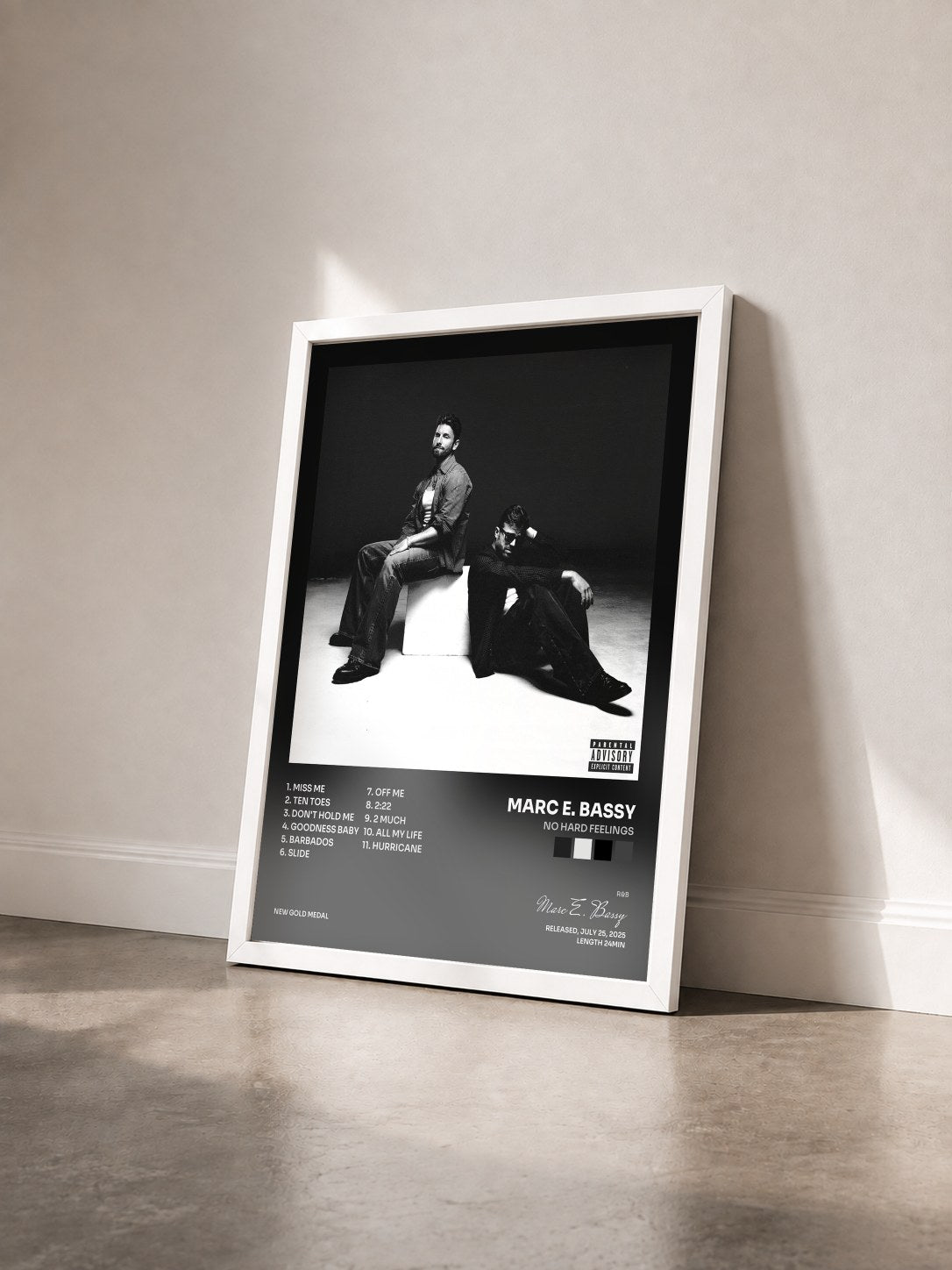 #blanc Tableau de l'album NO HArD FEELINGS de Marc E. Bassy vu de trois quarts, cadre blanc
