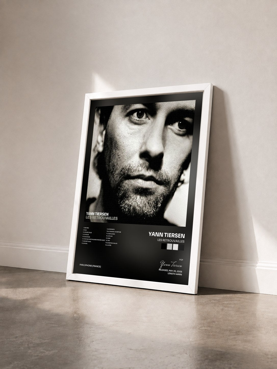 #blanc Tableau de l'album Les retrouvailles de Yann Tiersen vu de trois quarts, cadre blanc