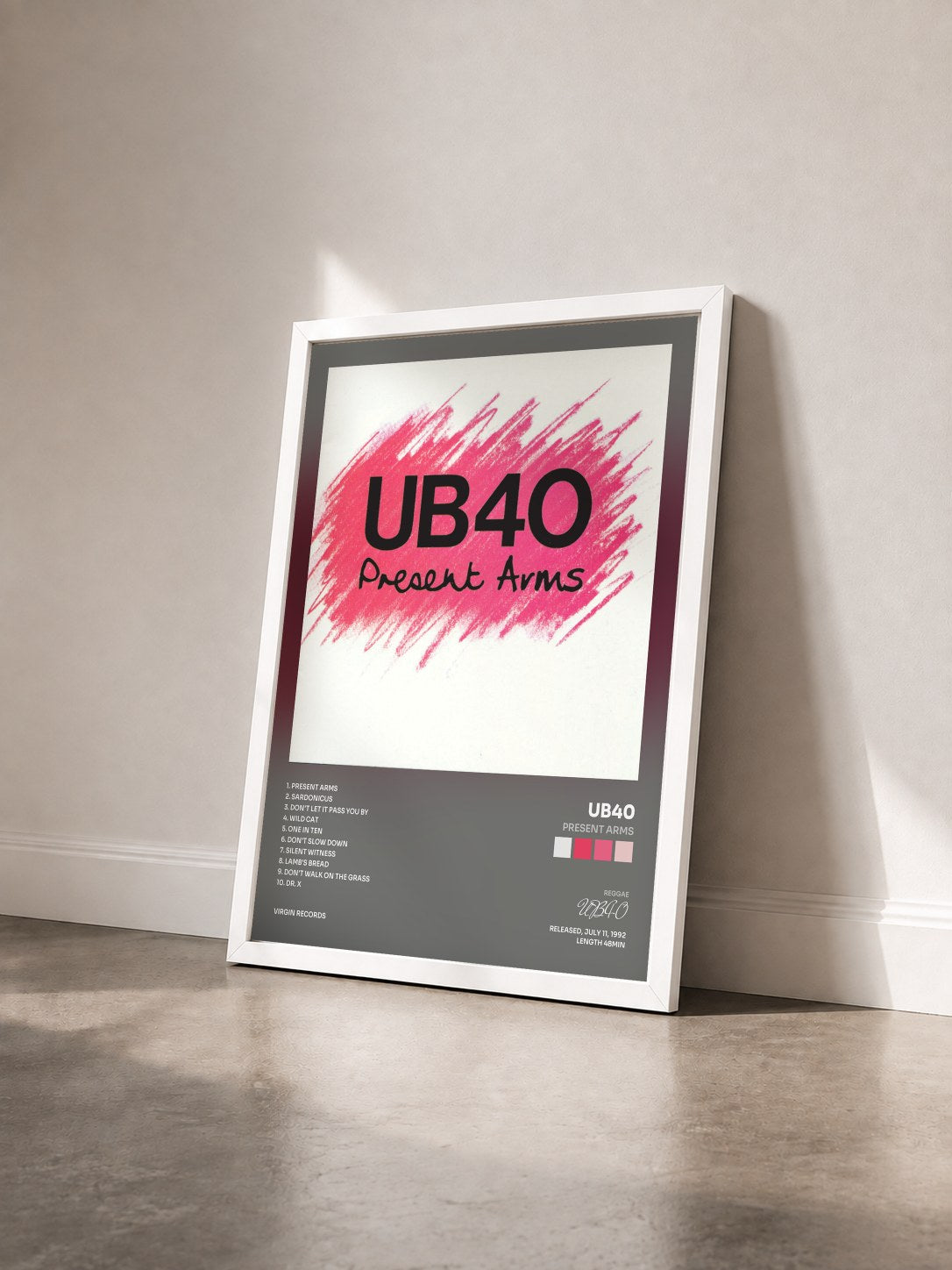 #blanc Tableau de l'album Present Arms de UB40 vu de trois quarts, cadre blanc