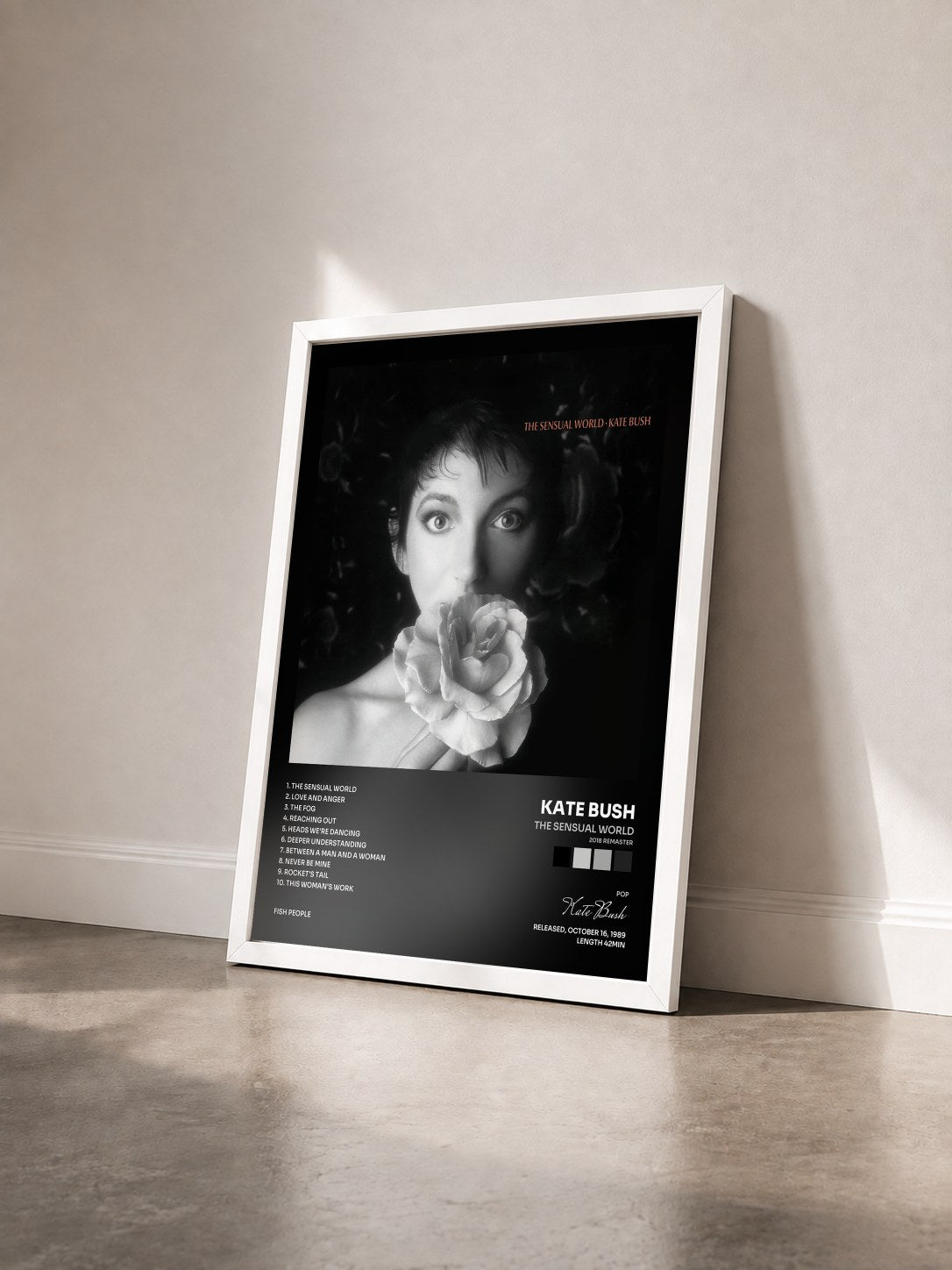 #blanc Tableau de l'album The Sensual World (2018 Remaster) de Kate Bush vu de trois quarts, cadre blanc