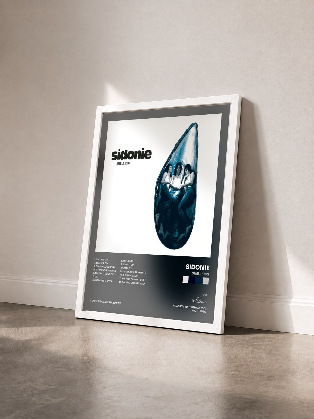 #blanc Tableau de l'album Shell Kids de Sidonie vu de trois quarts, cadre blanc