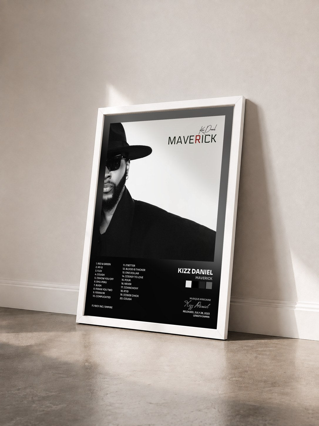 #blanc Tableau de l'album Maverick de Kizz Daniel vu de trois quarts, cadre blanc
