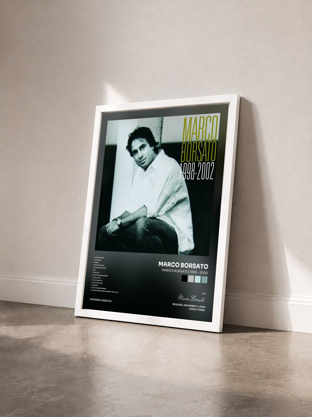 #blanc Tableau de l'album Marco Borsato 1998 - 2002 de Marco Borsato vu de trois quarts, cadre blanc