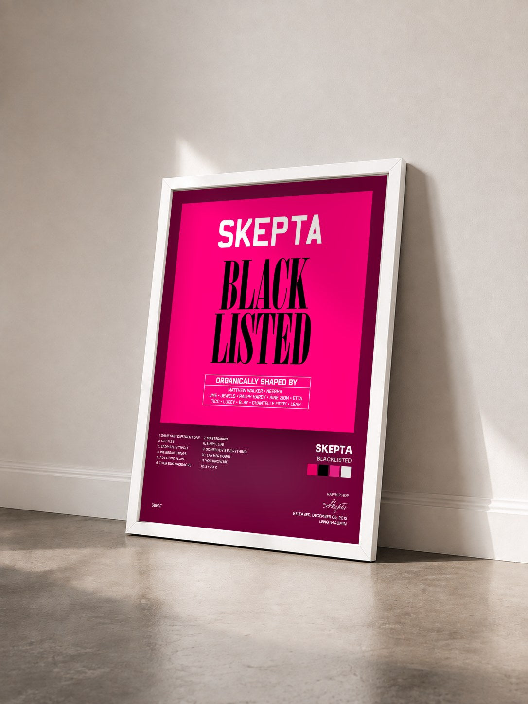 #blanc Tableau de l'album Blacklisted de Skepta vu de trois quarts, cadre blanc