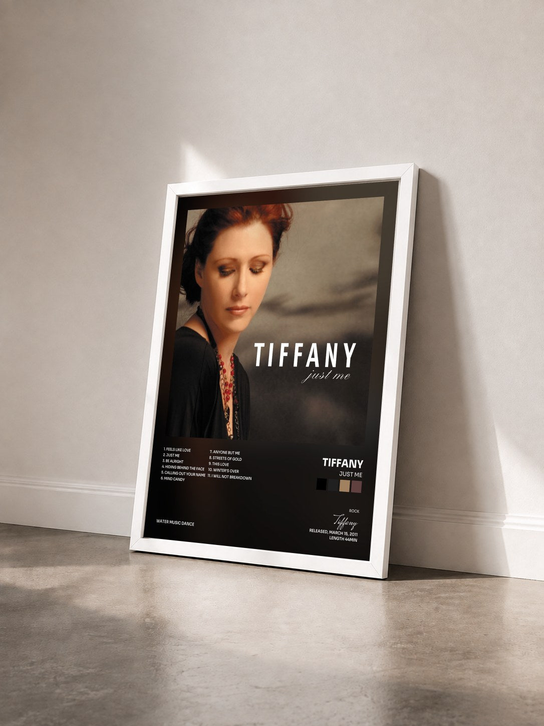 #blanc Tableau de l'album Just Me de Tiffany vu de trois quarts, cadre blanc