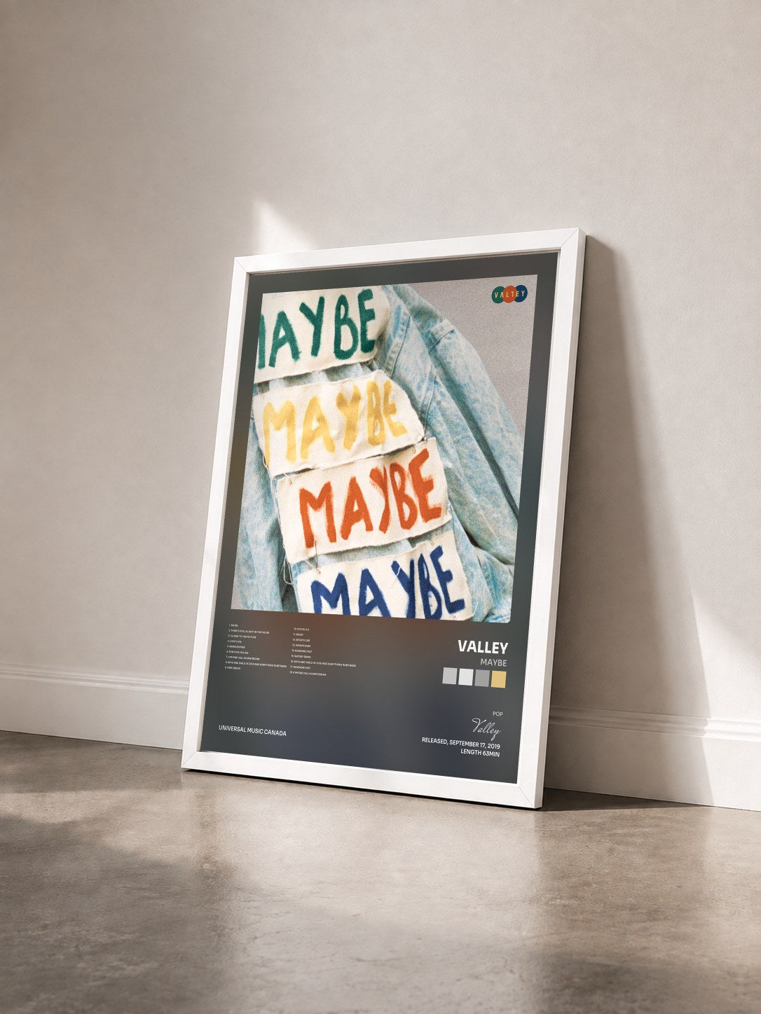 #blanc Tableau de l'album MAYBE de Valley vu de trois quarts, cadre blanc