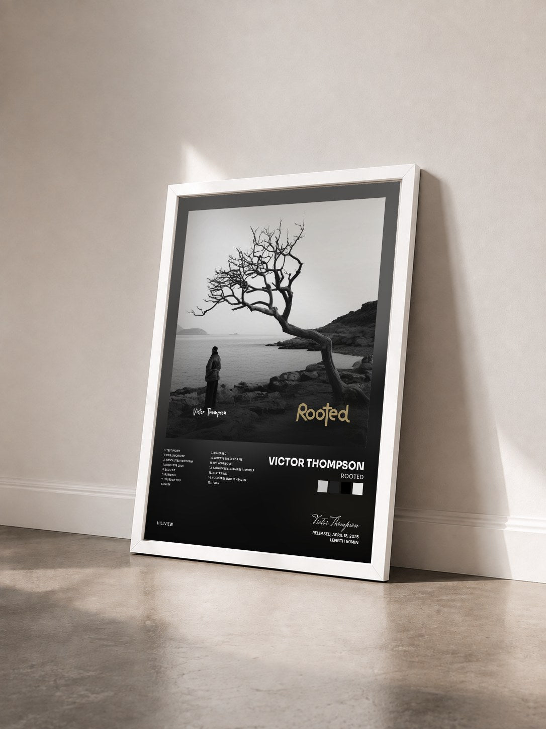 #blanc Tableau de l'album ROOTED de Victor Thompson vu de trois quarts, cadre blanc