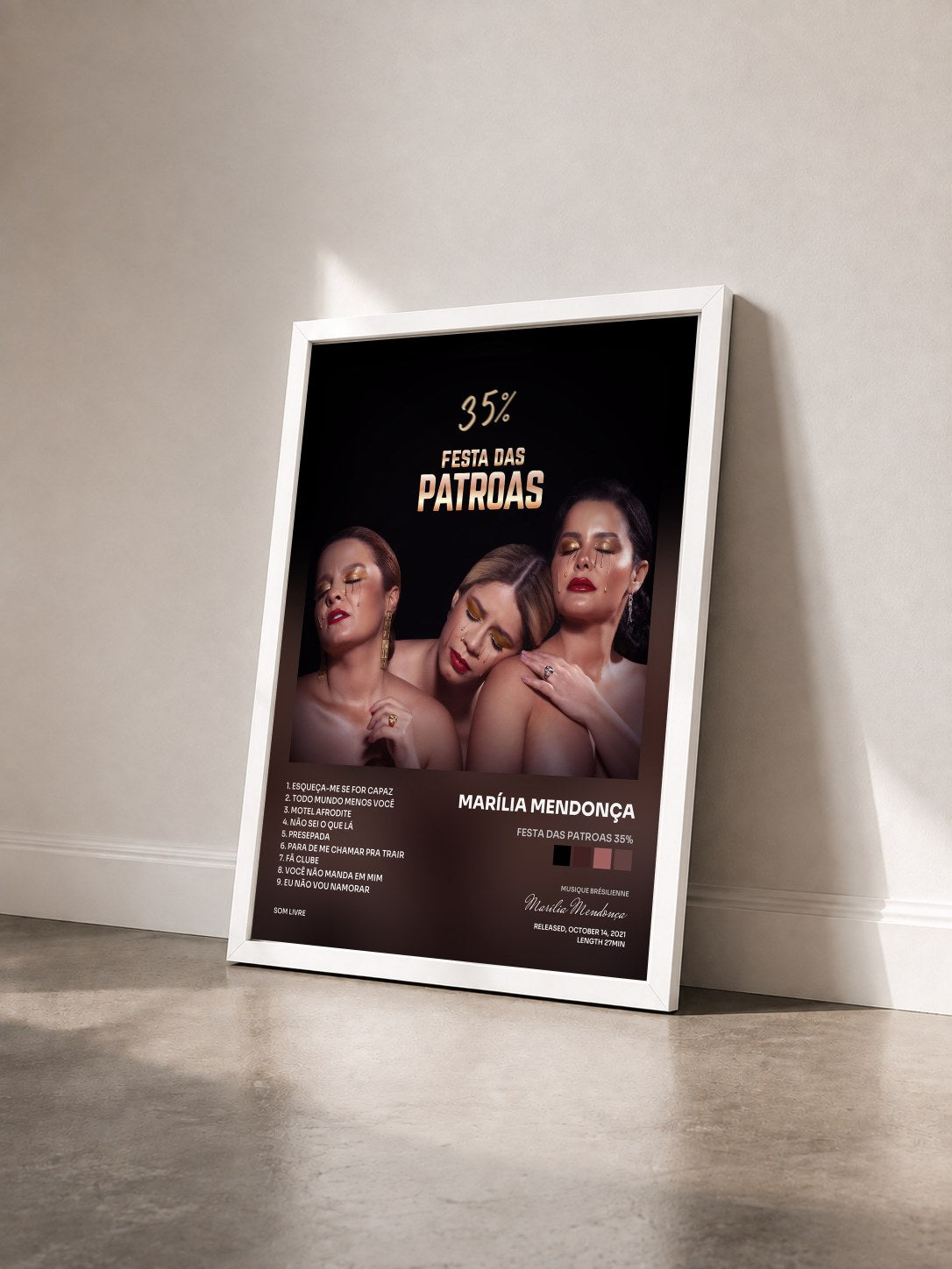 #blanc Tableau de l'album Festa das Patroas 35% de Marília Mendonça vu de trois quarts, cadre blanc